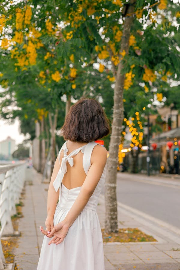 Osez la robe dos nu couleur bordeaux pour sublimer votre style